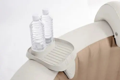 Witte bekerhouder voor jacuzzi's op een jacuzzirand met twee flesjes in de bekerhouders.