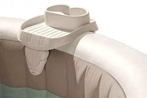 Lege bekerhouder voor jacuzzi's op de jacuzzirand zonder inhoud in de bekerhouders.
