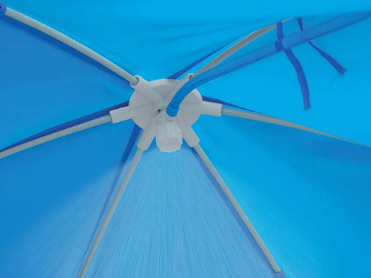 Uitzicht onder een blauwe paraplu, waarbij de spaken en de steunen zichtbaar zijn. Dit is een voorbeeld van een afneembaar zonnedak voor de Intex Canopy Klein Frame Zwembad 183 x 38CM van Intex.