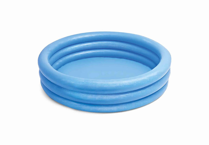 Leeg opblaasbaar blauw kinderzwembad.