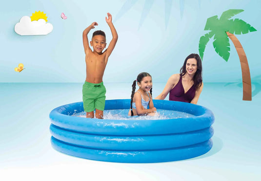 Twee kinderen in een blauw opblaasbaar kinderzwembad.
