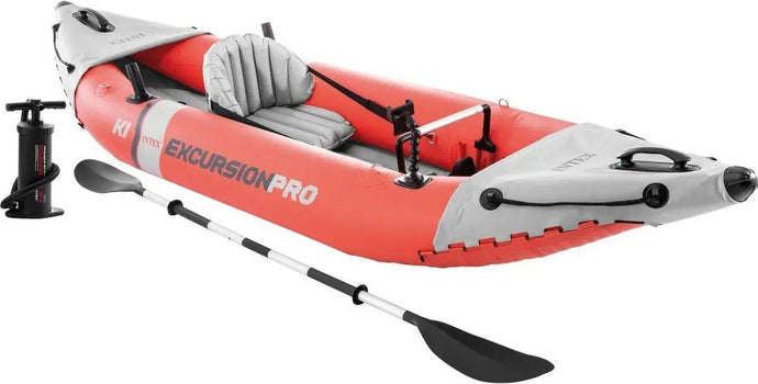De Intex Excursion Pro K1 Opblaasbare Kajak van Intex wordt geleverd in rood en grijs, is inclusief zitje, peddel en pomp - perfect als comfortabele eenpersoonskajak voor sportvissen of ontspannende avonturen.