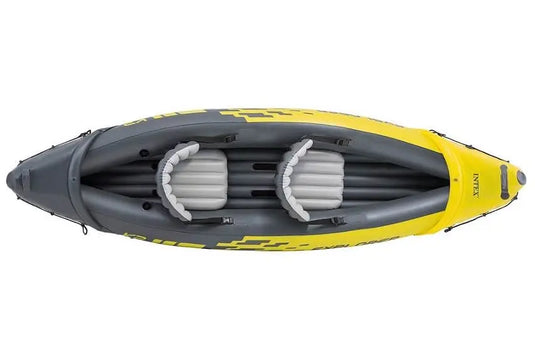 Bovenaanzicht van de Intex Explorer K2 Kayak van Intex, een opblaasbare tweepersoonskajak met gele en grijze accenten en twee grijze stoelen.