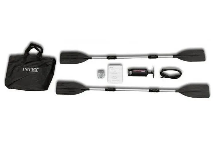 Laad afbeelding in galerijtoner, Volledig accessoirepakket voor de Intex Explorer K2 Kayak van Intex: twee zwarte peddels, een zwarte draagtas, luchtpomp met slang, handleiding en reparatieset op een witte achtergrond.
