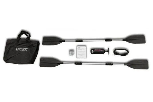 Volledig accessoirepakket voor de Intex Explorer K2 Kayak van Intex: twee zwarte peddels, een zwarte draagtas, luchtpomp met slang, handleiding en reparatieset op een witte achtergrond.