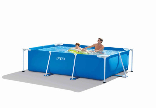 Blauw opzetzwembad van Intex met twee personen in het zwembad.