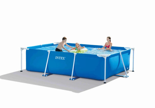 Blauw opzetzwembad van Intex met drie personen in het zwembad.