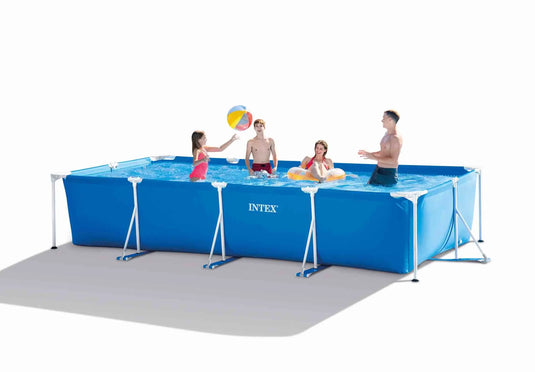 Blauw opzetzwembad van Intex met vier personen in het zwembad.