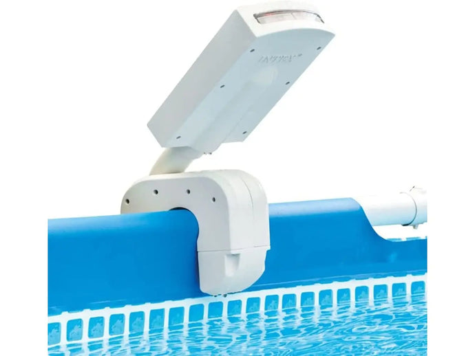 Watersproeier die is bevestigt aan de rand van een opzetzwembad. 