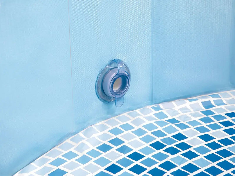 Laad afbeelding in galerijtoner, Close-up van de blauwe kunststof wand met ronde klep van het Intex Opvouwbaar Hondenzwembad, gemaakt van duurzaam PVC-materiaal van Intex en voorzien van een blauw-wit tegelvloerpatroon.
