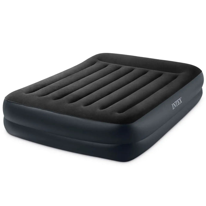 Het Intex Pillow Rest Raised Tweepersoons Luchtbed heeft een ingebouwd kussen, een gestructureerd oppervlak en een handige geïntegreerde pomp, afgebeeld tegen een witte achtergrond.