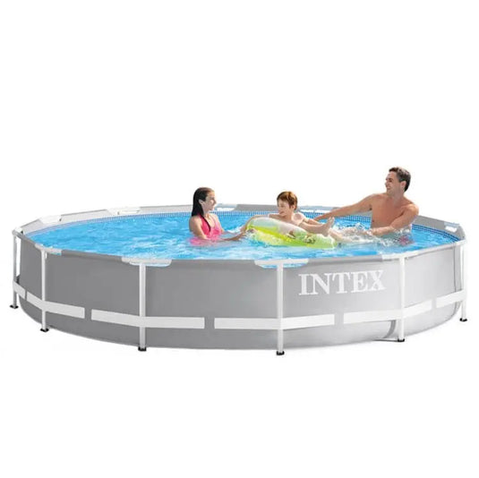 Drie personen kunnen genieten van zwemmen en spelen in het Intex Prism Frame Zwembad 305 x 76 cm. Het zwembad heeft een stevig, gepoedercoat stalen frame en een duurzame 3-laags PVC-liner voor extra veiligheid en plezier.