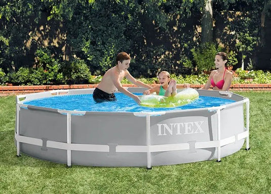 Drie mensen genieten van een zonnige dag in hun achtertuin terwijl ze zwemmen in het Intex Prism Frame Zwembad 305 x 76cm, voorzien van een duurzame 3-laags PVC-voering en een stevig, gepoedercoat stalen frame van Intex.