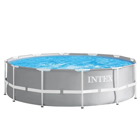 Het Intex Prism Frame Zwembad 366 x 99cm heeft een stevig wit metalen frame, blauw water, een cartridge filterpomp en een veilige zwembadladder voor een veilige instap - kwaliteit en duurzaamheid van Intex.