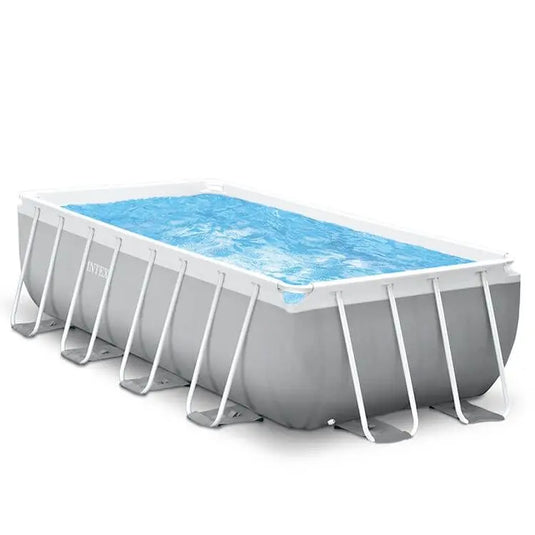 Het Intex Prism Frame Zwembad 488 x 244 x 107 cm is een rechthoekig opzetzwembad met blauw water, grijze zijpanelen, een wit metalen frame en inclusief filterpomp voor schoon zwemmen. Merk: Intex.