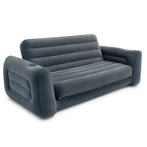 De Intex Pull-Out Opblaasbare Bank van Intex heeft een donkergrijze afwerking, armleuningen en een geribbeld, gevoerd ontwerp. Perfect als tweepersoonsluchtbed: geniet van comfort en veelzijdigheid in elke ruimte. Afgebeeld op een witte achtergrond.