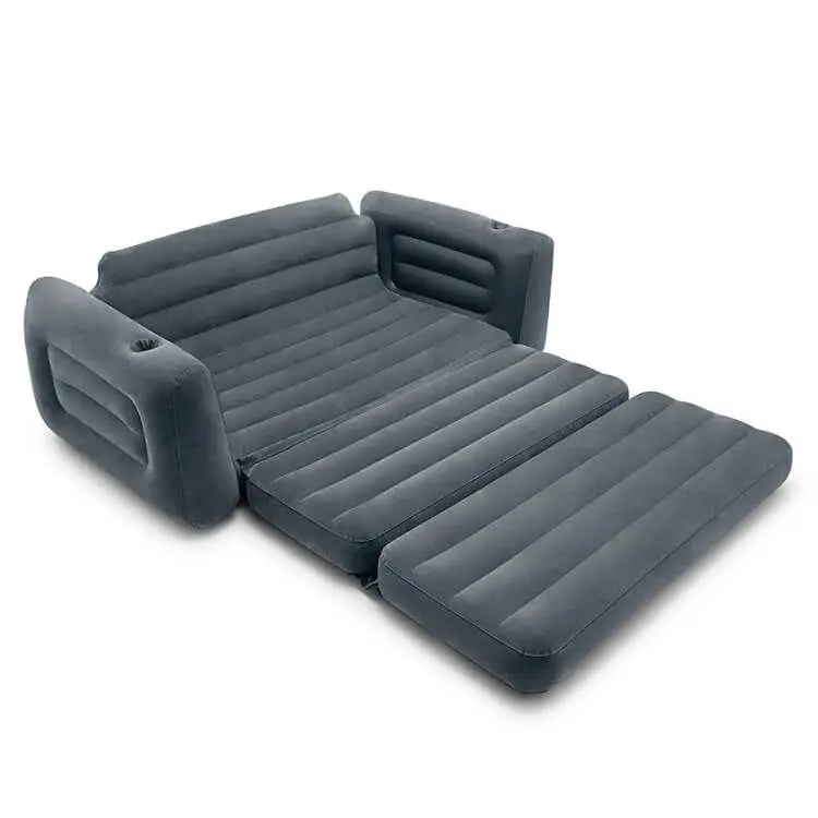 Laad afbeelding in galerijtoner, De Intex Pull-Out Opblaasbare Bank van Intex wordt uitgevouwen weergegeven in een vlakke slaappositie, ideaal als opblaasbare bank of tweepersoonsluchtbed voor veelzijdig comfort.
