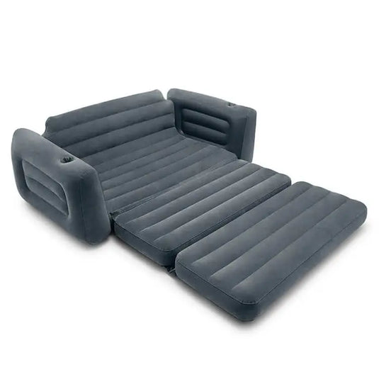 De Intex Pull-Out Opblaasbare Bank van Intex wordt uitgevouwen weergegeven in een vlakke slaappositie, ideaal als opblaasbare bank of tweepersoonsluchtbed voor veelzijdig comfort.