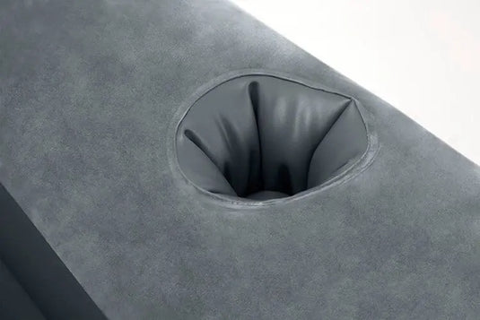 Close-up van een grijs opblaasbaar oppervlak met een ronde, ingedeukte opening, onderdeel van de Intex Pull-Out Opblaasbare Bank van Intex, ideaal om in te ontspannen of als tweepersoonsluchtbed.