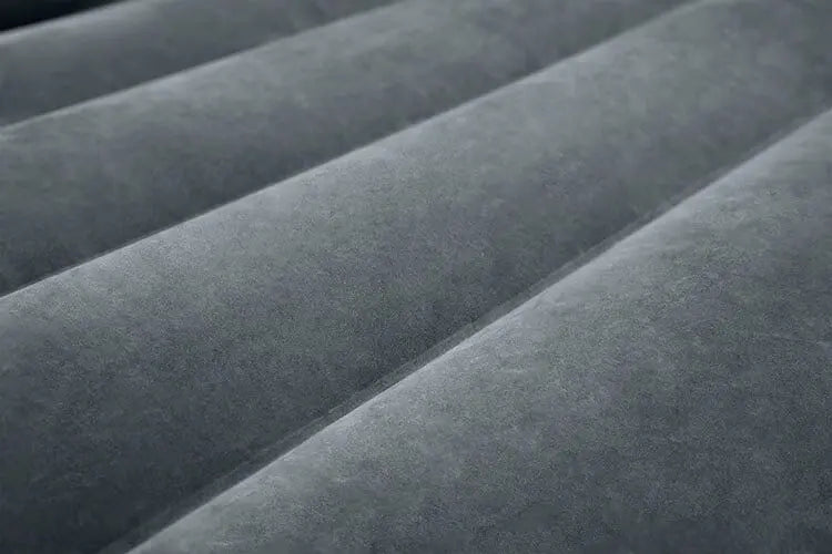 Laad afbeelding in galerijtoner, Close-up van een grijs, getextureerd tweepersoonsluchtbed met horizontale ribbels, in de stijl van de Intex Pull-Out Opblaasbare Bank van Intex.
