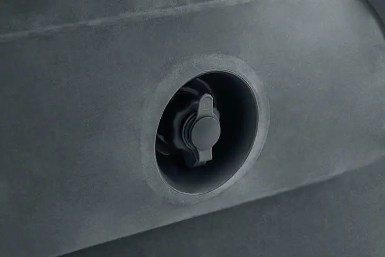 Laad afbeelding in galerijtoner, Close-up van een luchtventiel op het grijze oppervlak van de Intex Pull-Out Opblaasbare Bank, een veelzijdige bank van Intex die u eenvoudig kunt omtoveren tot een comfortabel opblaasbaar tweepersoonsbed.
