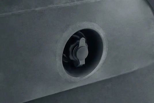 Close-up van een luchtventiel op het grijze oppervlak van de Intex Pull-Out Opblaasbare Bank, een veelzijdige bank van Intex die u eenvoudig kunt omtoveren tot een comfortabel opblaasbaar tweepersoonsbed.