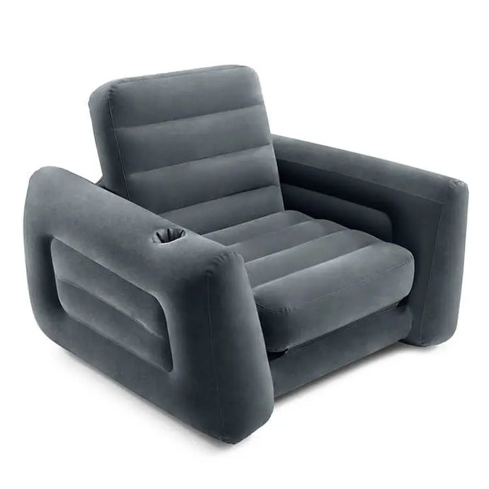 De Intex Pull-Out Opblaasbare Stoel van Intex is een donkergrijze stoel met bekerhouder op de linker armleuning en kan ook als eenpersoonsluchtbed gebruikt worden. Afbeeld tegen een witte achtergrond.