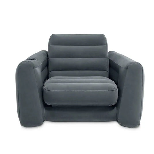 Vooraanzicht van de grijze Intex Pull-Out Opblaasbare Stoel met brede armleuningen en horizontale gecapitonneerde lijnen. Deze Intex opblaasbare stoel biedt comfortabel zitcomfort en is ideaal voor elke kamer.