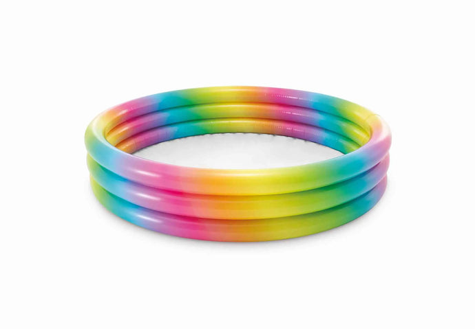 Leeg opblaasbaar kinderzwembad met regenboog kleuren.