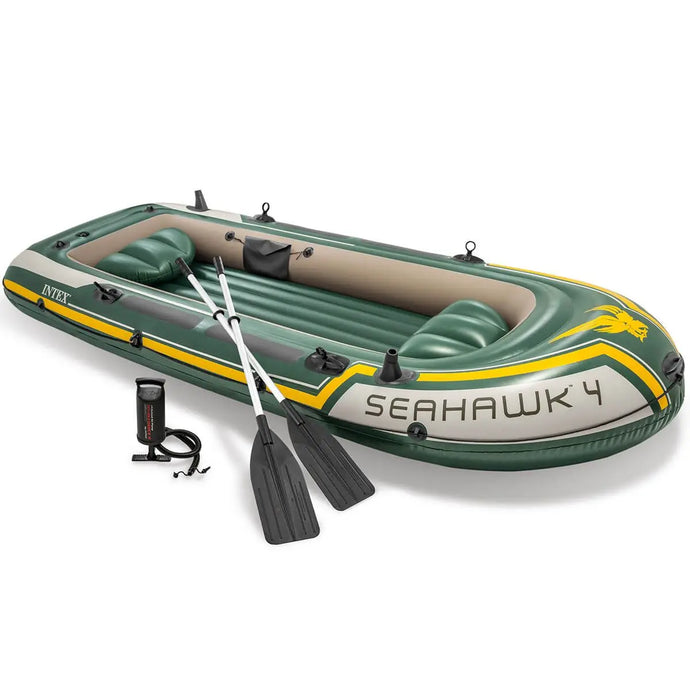 De Intex Seahawk 4 Opblaasbootset in groen en geel wordt geleverd met twee peddels en een luchtpomp, waardoor hij perfect is voor recreatief tochten op het water.