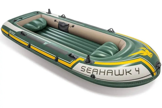 De Intex Seahawk 4 Opblaasbootset van Intex is een groen met gele opblaasboot met zitplaatsen voor maximaal vier personen, ideaal voor recreatief tochten op het water. Afgebeeld op een witte achtergrond.