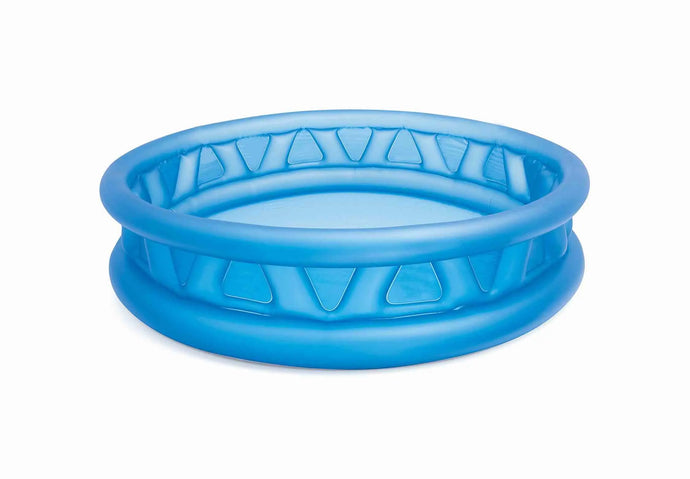Leeg blauw opblaasbaar kinderzwembad.