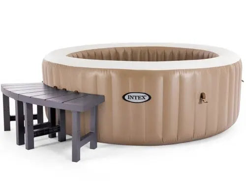 Twee lage spabankjes naast een bruine jacuzzi.