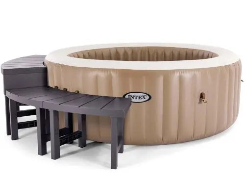 Twee bruine spabankjes naast een opblaasbare jacuzzi.
