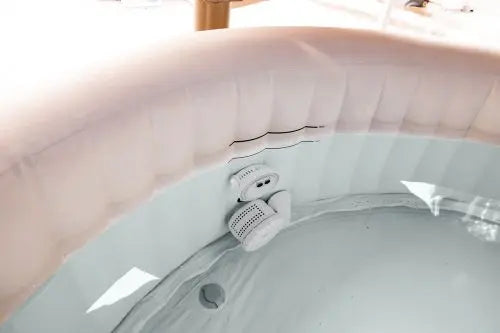 Close-up van een opblaasbare hottub met water, met de Intex Spa Multi-Color verlichting op batterij van Intex, zichtbaar filter en een schoon interieur, versterkt door kleurrijke verlichting voor een ontspannende sfeer.
