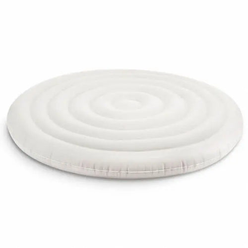 Het Intex Spa Opblaasbare Deksel voor 28404, 28406 & 28422 is een ronde, witte opblaasbare hoes met concentrische cirkelvormige patronen, ontworpen voor comfort en stijl - perfect als upgrade geïnspireerd op PureSpa modellen.