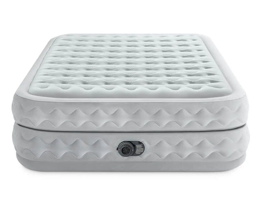 Het Intex Supreme Air-Flow Tweepersoons Luchtbed is een grijs, verhoogd luchtbed van Intex met Dura Beam® technologie, een ingebouwde elektrische pomp en een gestructureerd oppervlak.