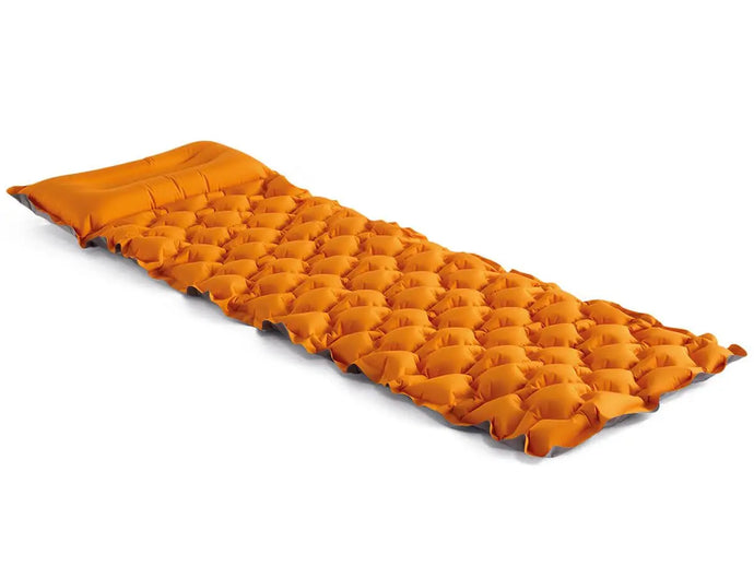 Het Intex TruAire Kampeerluchtbed van Intex is een oranje opblaasbare slaapmat met ingebouwd kussen, ideaal voor avontuurlijke reizigers die comfort zoeken tijdens het kamperen of outdooravonturen.