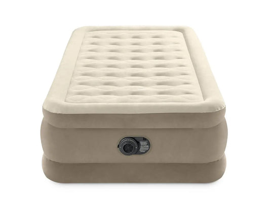 Het Intex Ultra Plush Eenpersoons Luchtbed van Intex, voorzien van Dura-Beam technologie en een ingebouwde elektrische pomp, afgebeeld vanaf het voeteneinde.