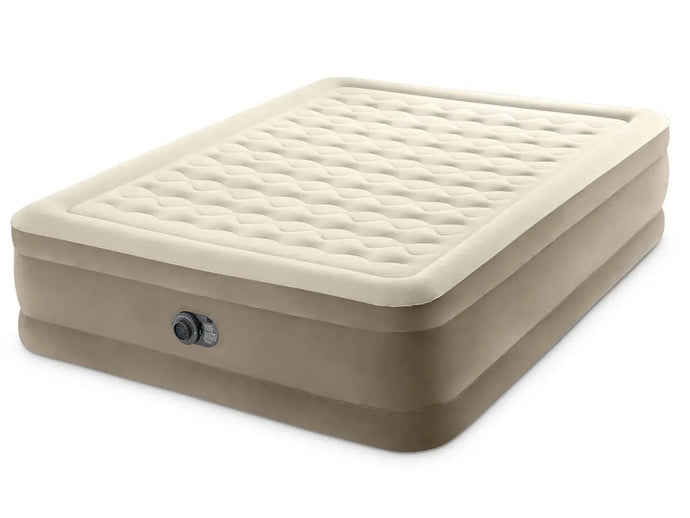Het Intex Ultra Plush Tweepersoons Luchtbed van Intex met Dura-Beam technologie en ingebouwde elektrische pomp is beige en wordt getoond tegen een witte achtergrond.