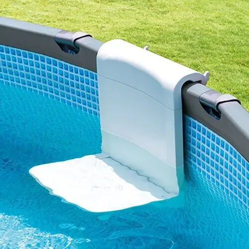 Een Intex Zwembadstoel staat op de rand van een blauw Intex framezwembad, met groen gras op de achtergrond.