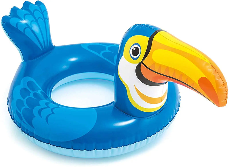 Laad afbeelding in galerijtoner, De Intex Zwemband Dier van Intex is een blauwe opblaasbare zwemband in de vorm van een toekan, met gele snavel en blauwe vleugels-een kleurrijke toevoeging voor elk zwembadavontuur.
