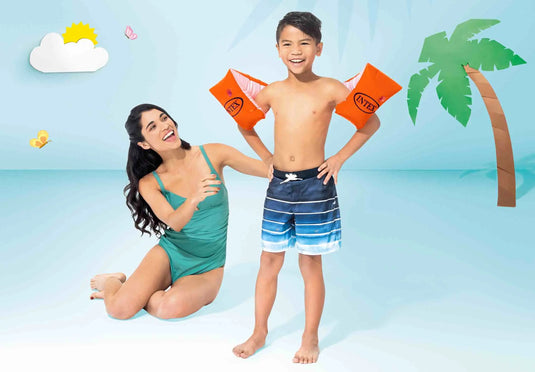 Kind met twee oranje zwembandjes van Intex.