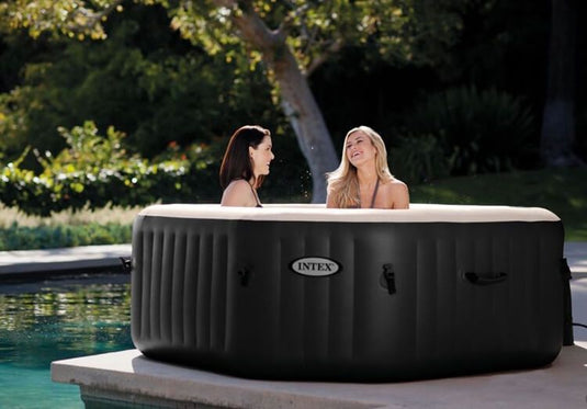 Twee vrouwen die zitten in een jacuzzi. 