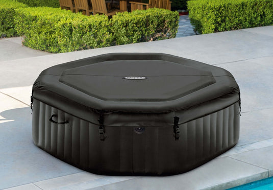 Zwarte opblaasbare jacuzzi met een deksel.