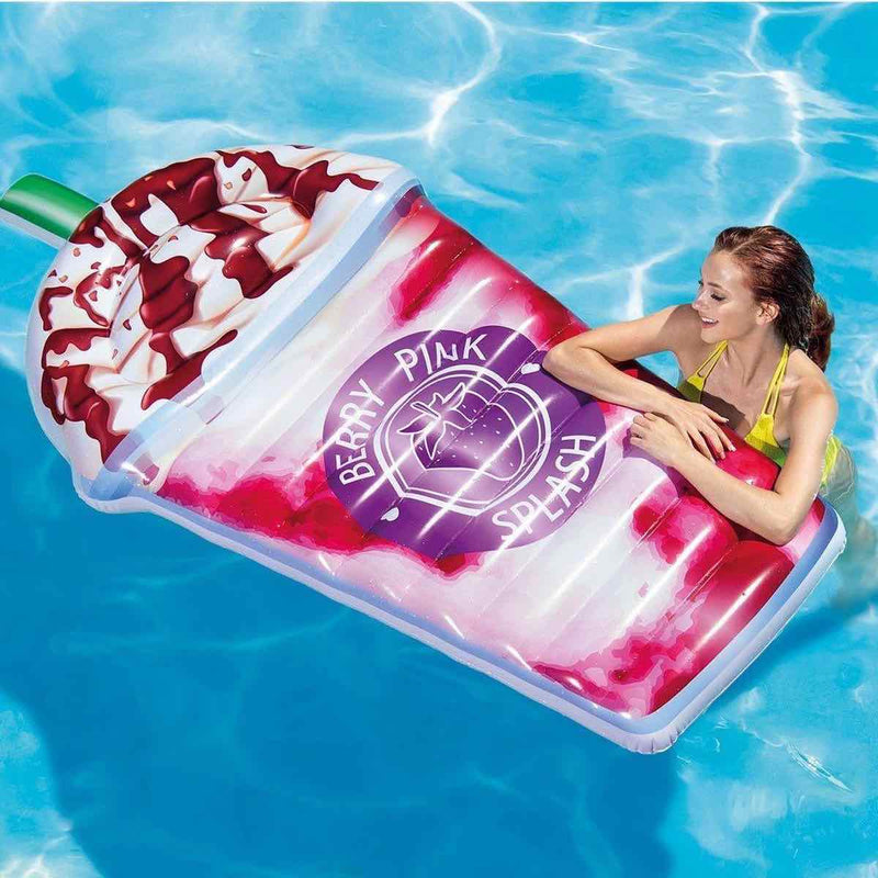 Laad afbeelding in galerijtoner, Persoon met de Intex Pink Berry Splash luchtbed bij zich in het water.
