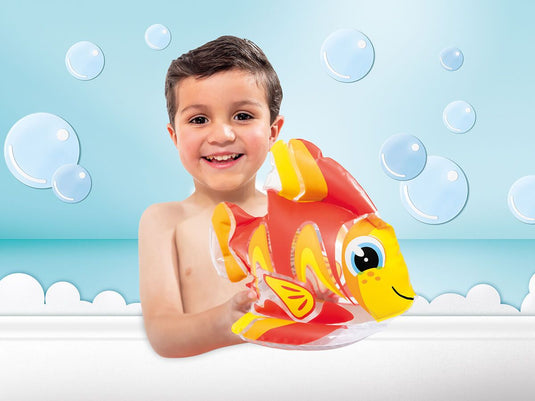 Jongetje speelt met een rode opblaasbare vis van Intex