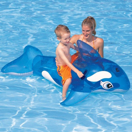 Jongetje zit op blauwe Intex opblaasbare walvis luchtbed in het water