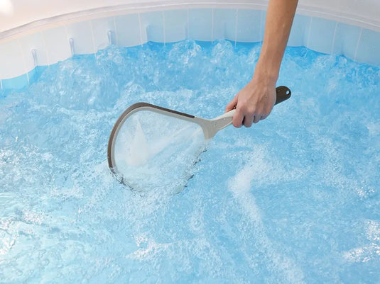 Schepnet van Kokido die wordt gebruikt in een jacuzzi.