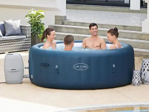 Donkerblauwe opblaasbare jacuzzi in gebruik door vier personen.